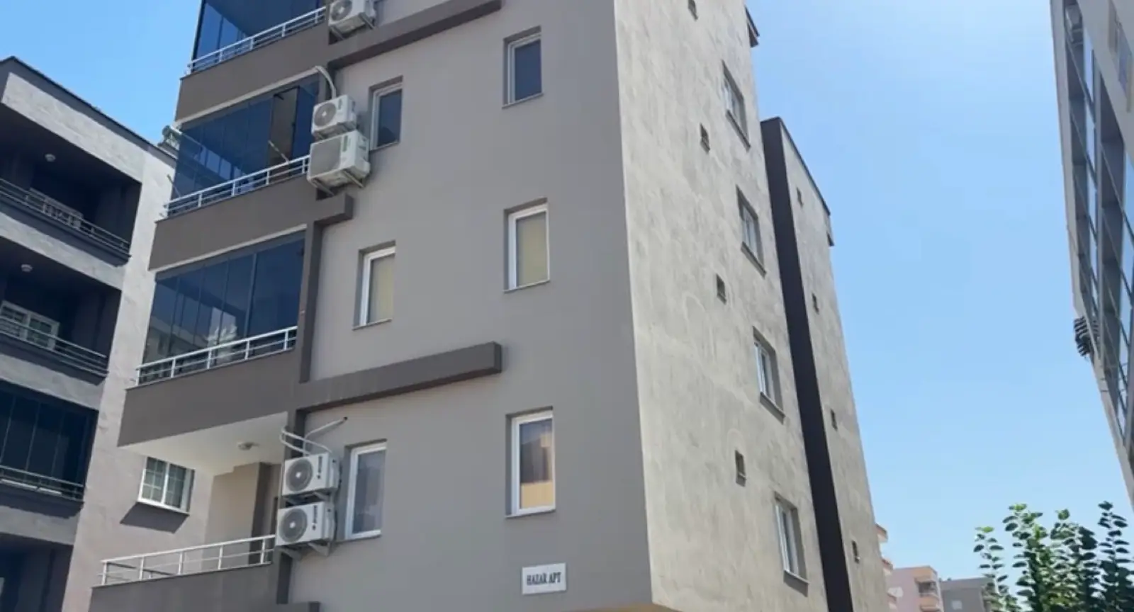 The building seen from the street, with the HazarApt sign on the wall