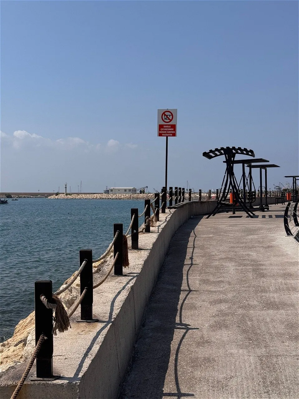 The footbridge with swings dividing the two halves of the municipal beach